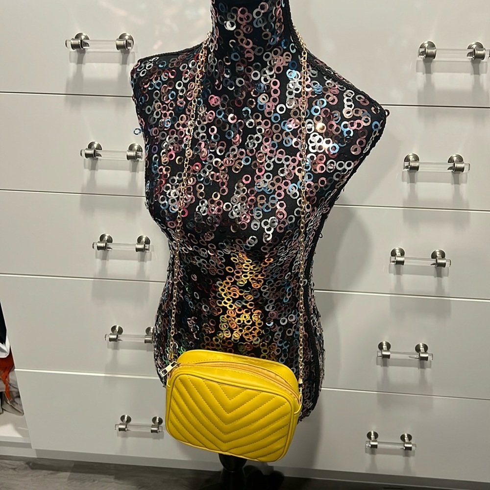Yellow Crossbody With Gold Chain and Zippered Closure - Picture 6 of 8